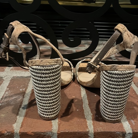 🔥🔥Liliana Sandals! Beautiful Tan and Brown Block Heel! Size:10 Like New!!!! - Picture 4 of 6